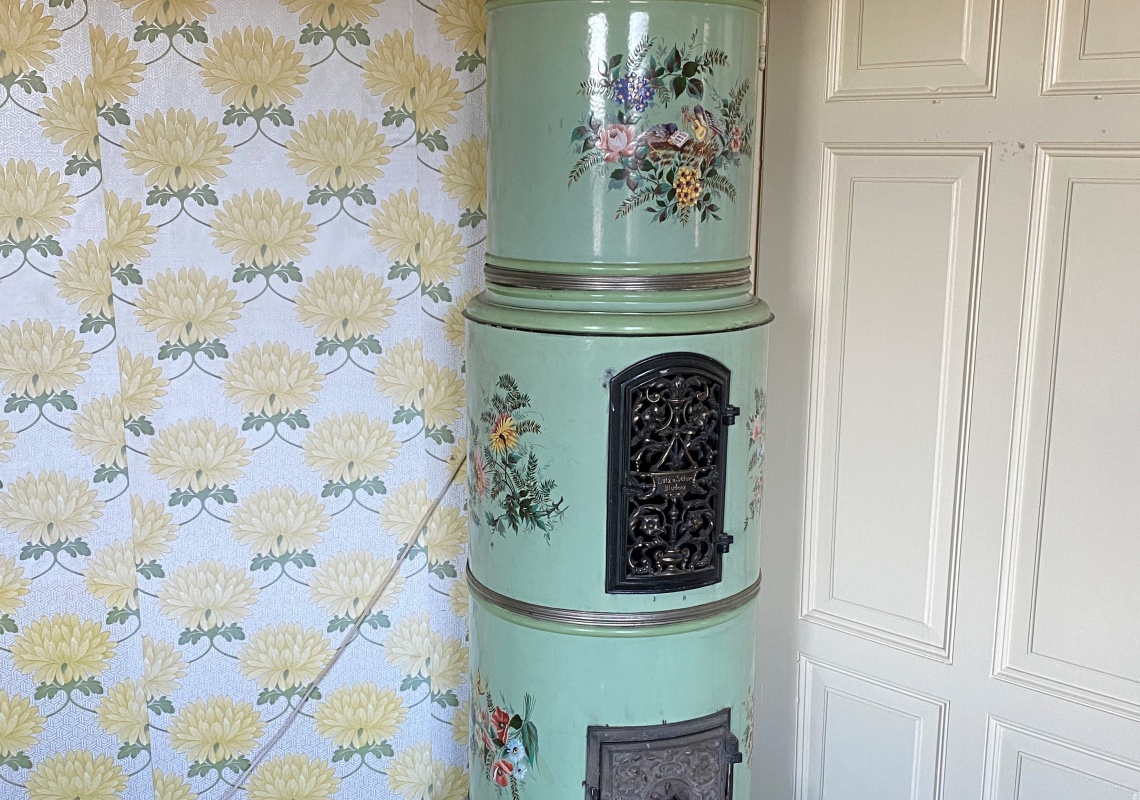 © privat antiker Ofen mit Emailgehäuse, vor der Restaurierung