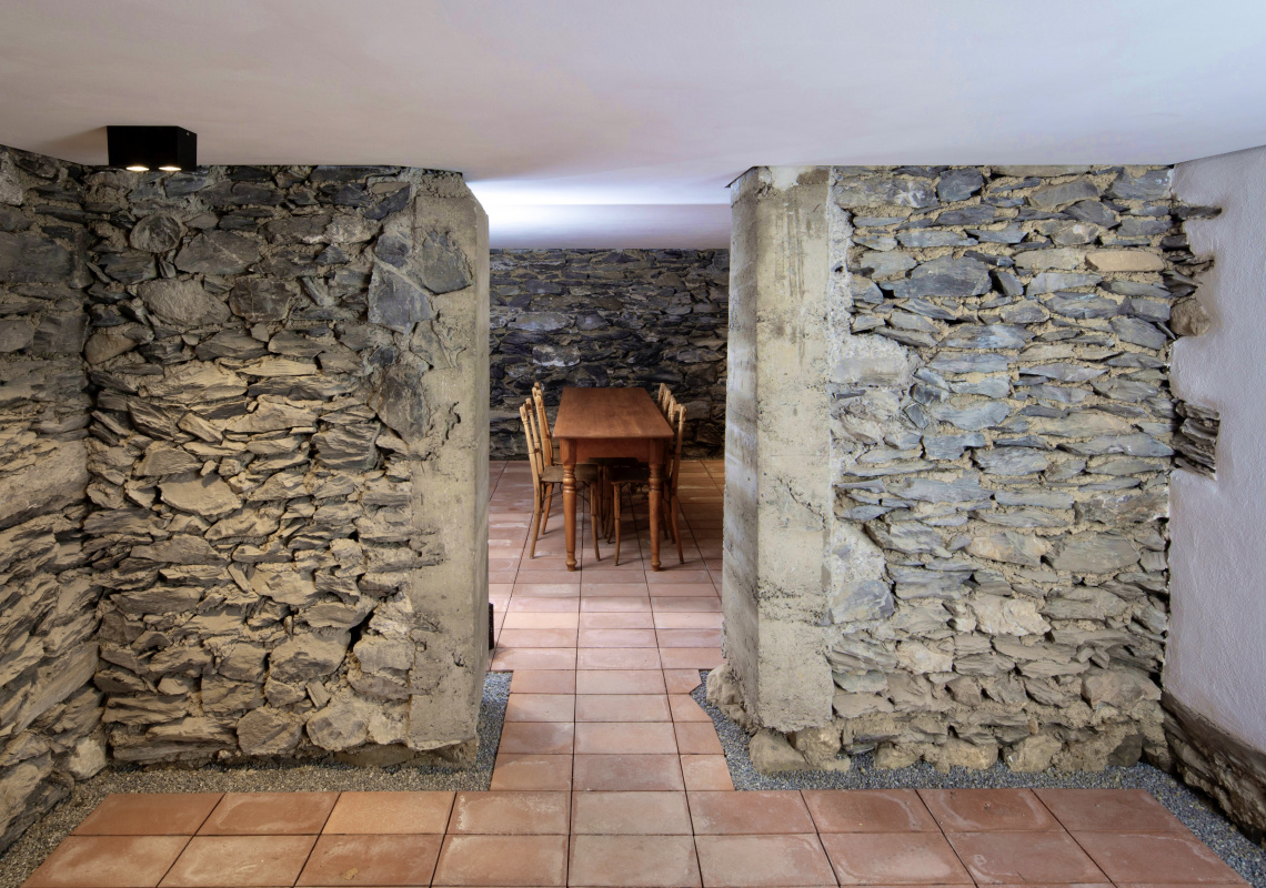 alte Steinmauer im Keller mit Zugang zum Begegnungsraum