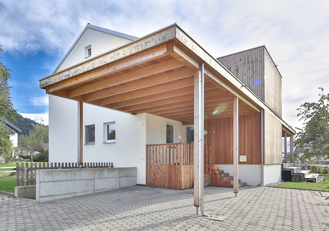 Zufahrtsbereich mit Carport und Zubau 