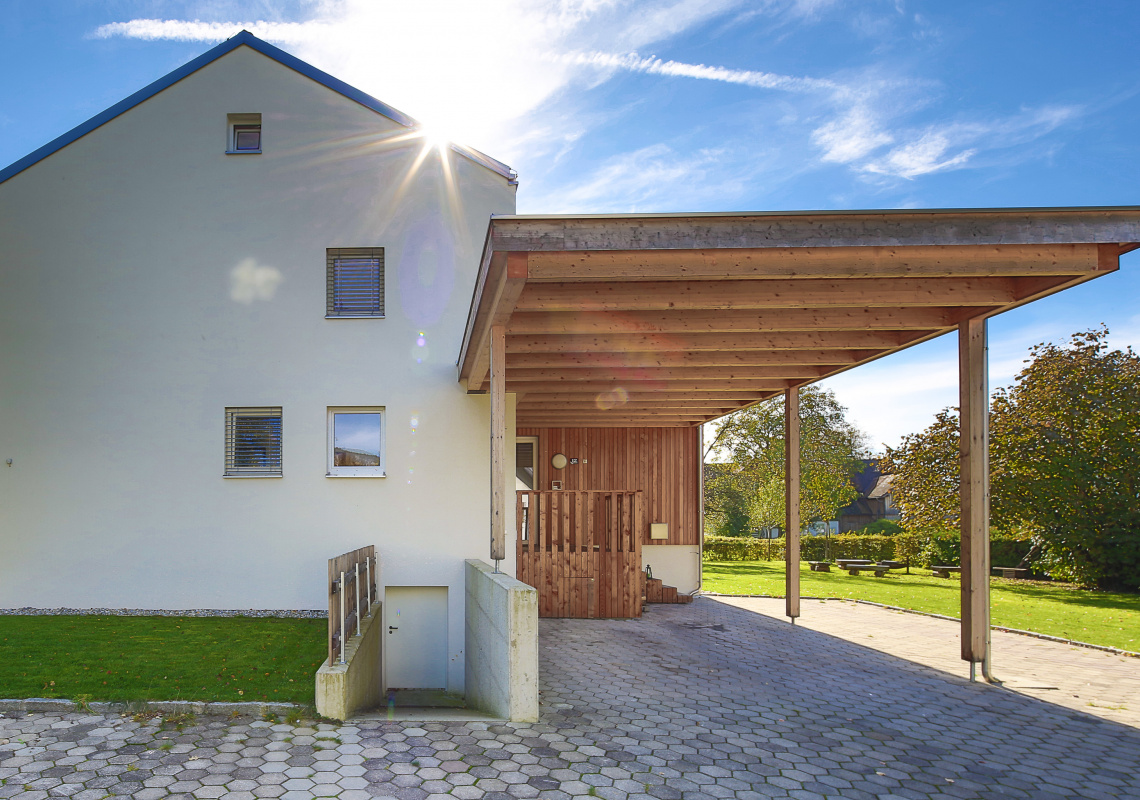 Vorplatz mit Carport