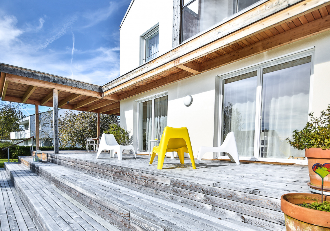 Die großzügigen Terrassenstufen mit Zugang zum Garten