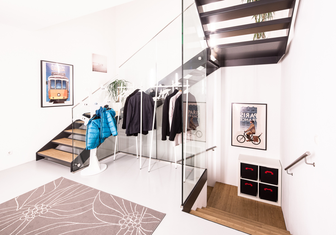 Garderobe im Erdgeschoss mit Treppenaufgang