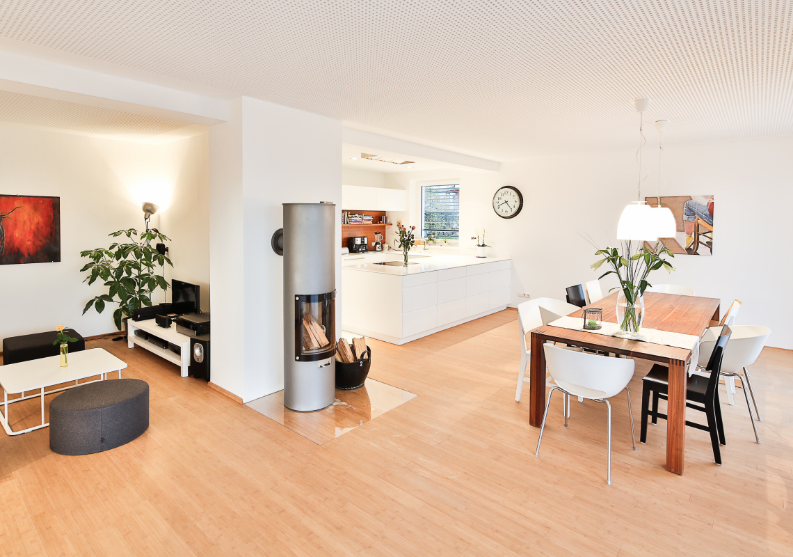 Blick in den geräumigen offenen Wohnbereich mit Küche, Essplatz und Wohnzimmer