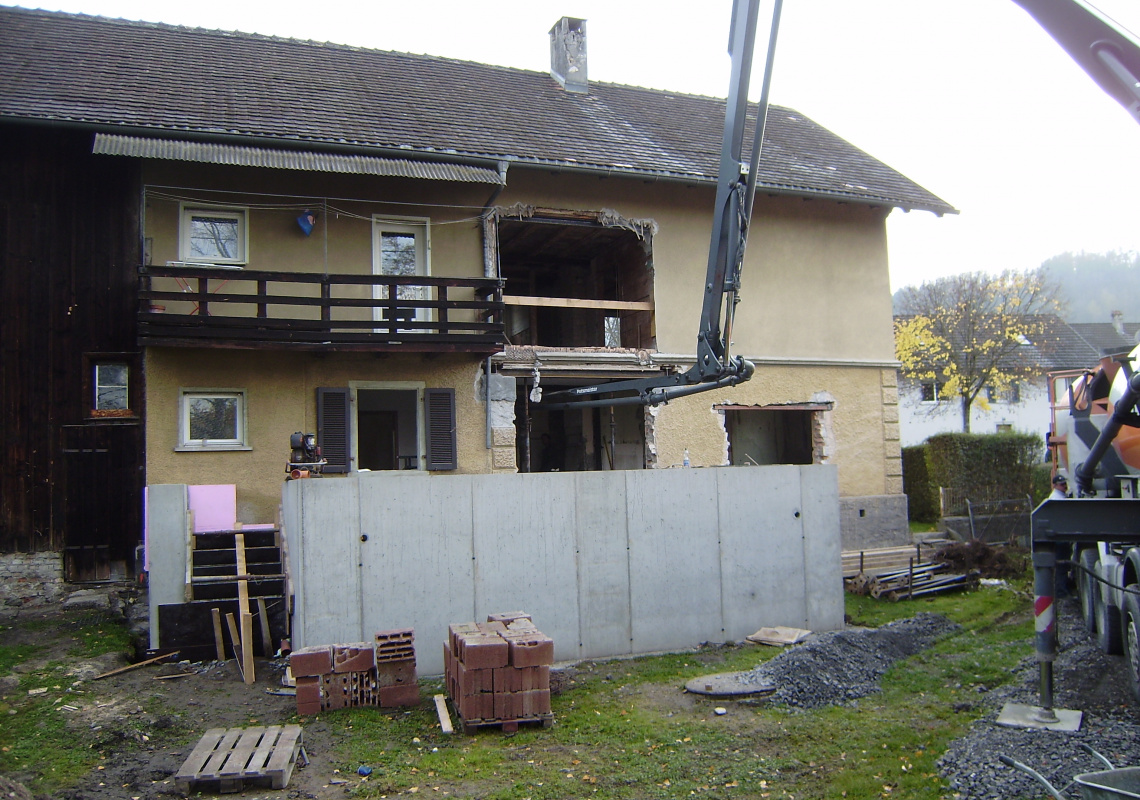 Die Gartenfassade mit Durchbrüchen und der Betonbrüstung