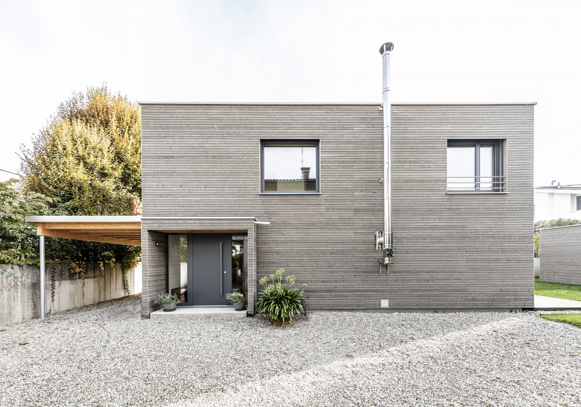 Haus im neuen Kleid mit Fichtenholzschirm