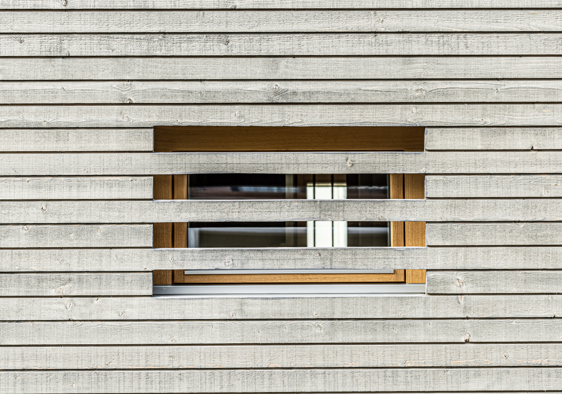 Fenster mit Holzschirm verkleidet