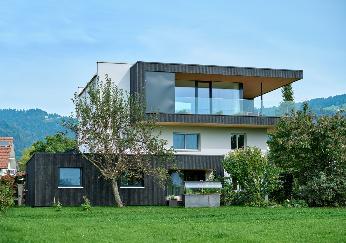 Zubau in Massivbauweise mit Holzverkleidung