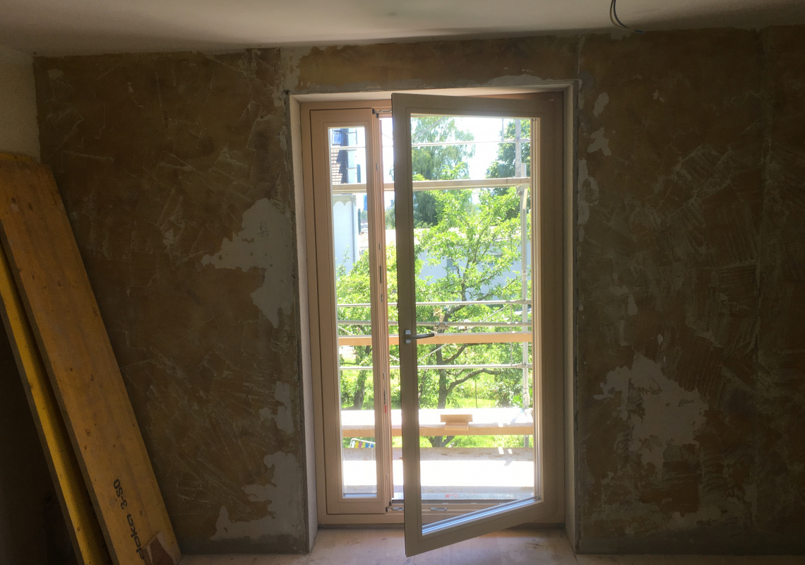 neue dreifach verglaste Holzfenster