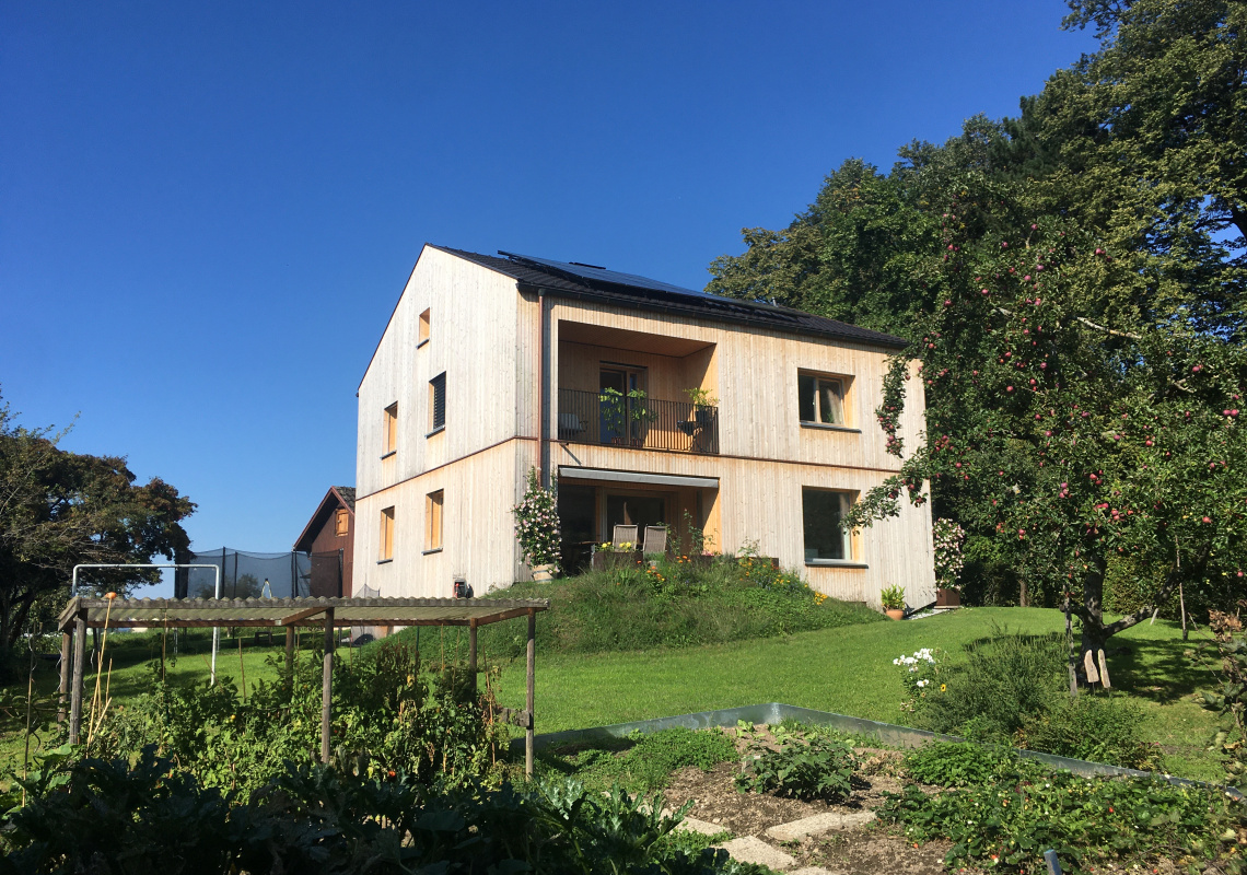 saniertes Haus eingebettet im großen Garten