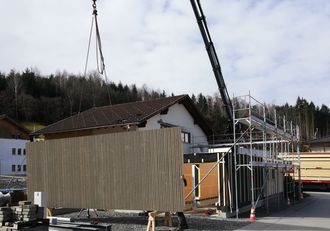 Der Holzbau wird angeliefert