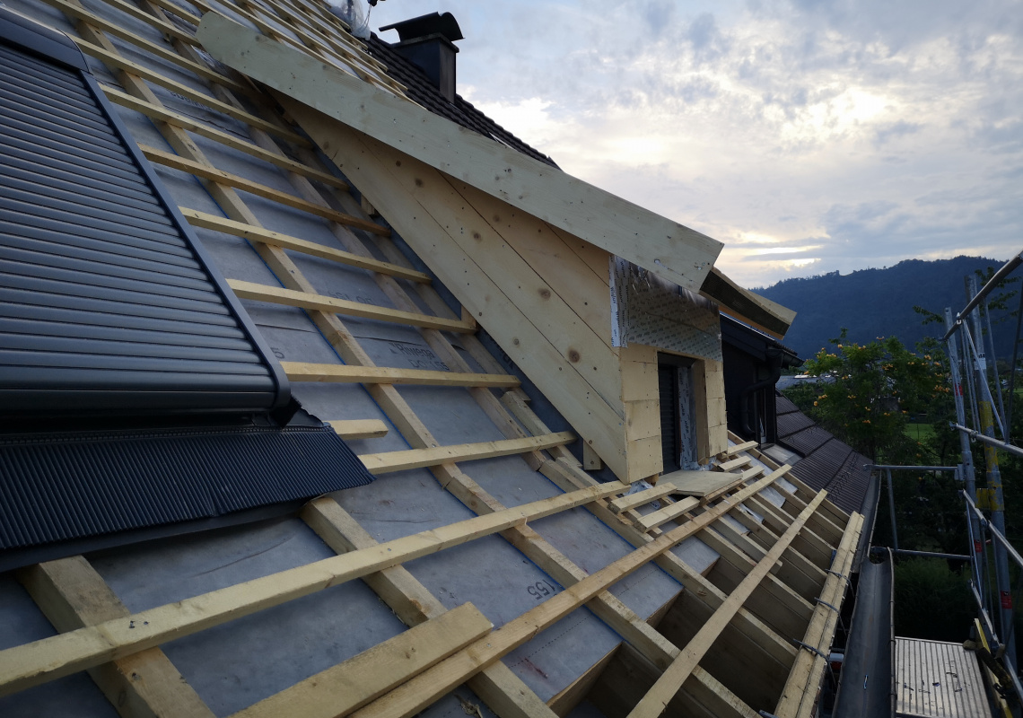 Das neue Dach mit neuen Fenstern und Dämmung
