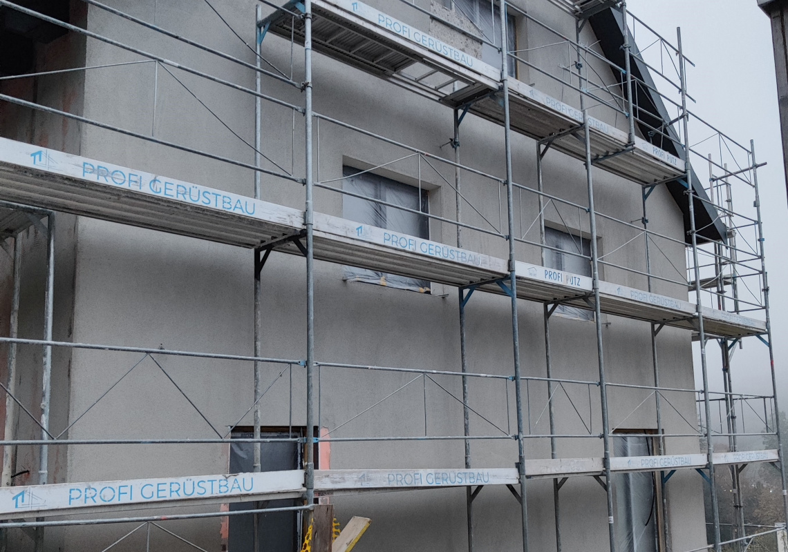 © privat der Verputz wird aufgebracht