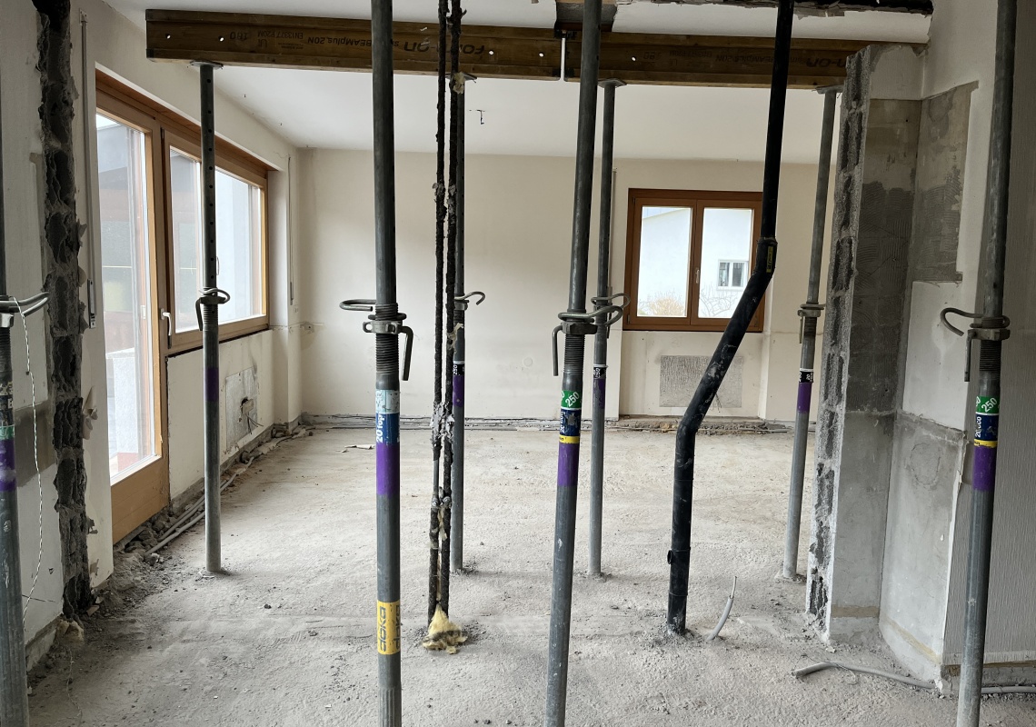 Holz-Alu Fenster werden eingebaut