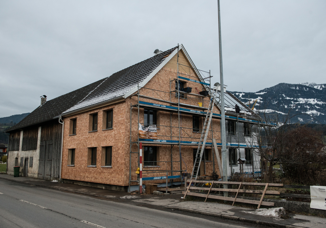 der vordere Teil des Hauses erhält eine Schindelfassade