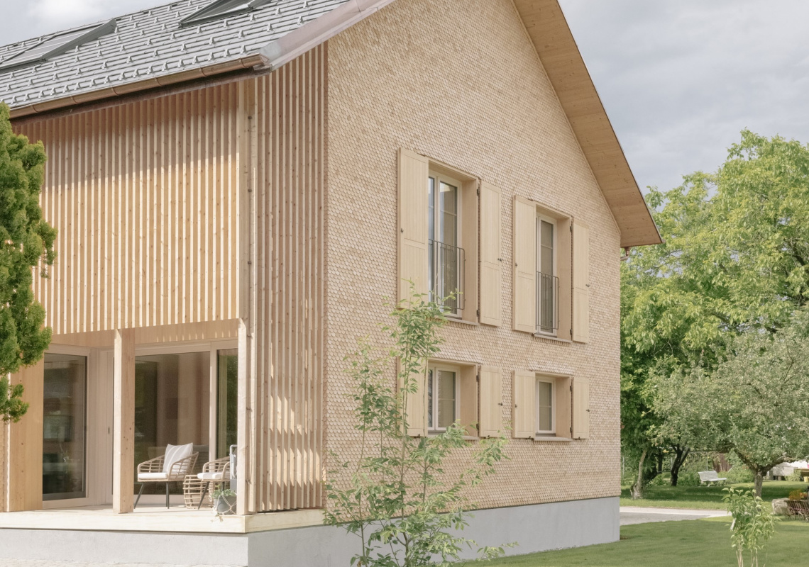 Blick vom Garten auf das Mehrfamilienhaus