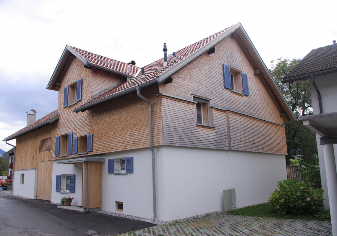 Die straßenseitige Nordansicht nach der Sanierung