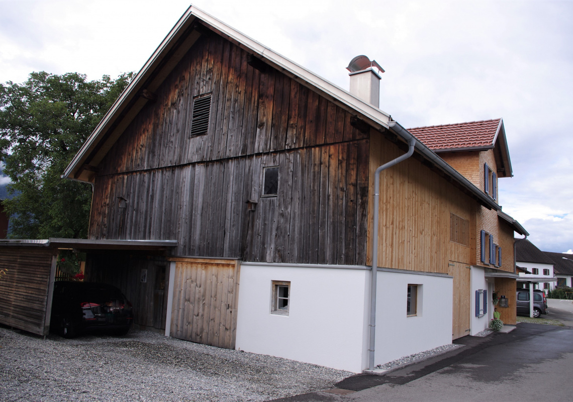 Blick auf den ehemaligen Stall und Carport