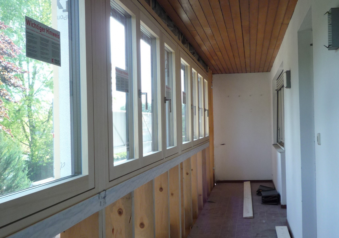 Der Einbau der neuen Fenster im Obergeschoss