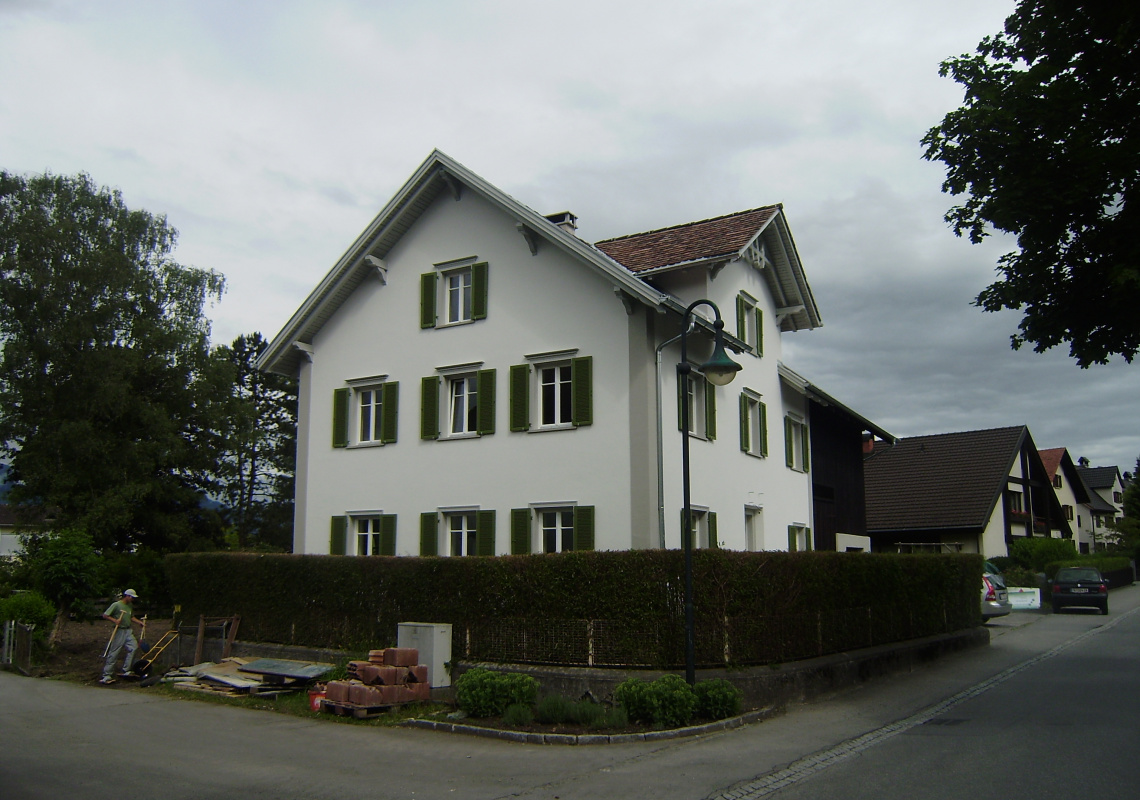 Die straßenseitige Ansicht nach der Sanierung