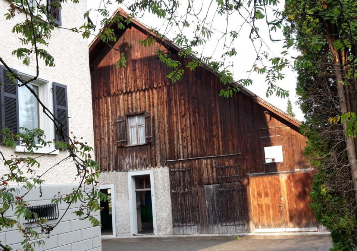 der Stadel davor steht in engem Bezug zum Elternhaus