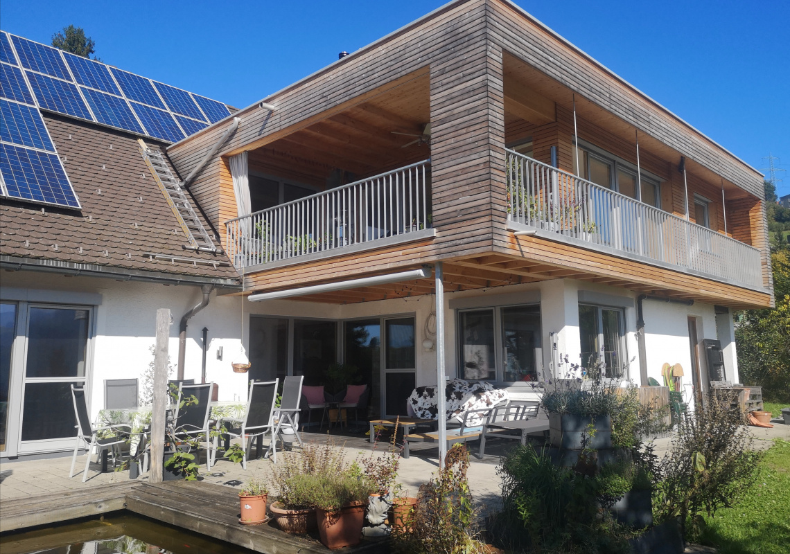 Das Haus mit Teich im Herbst