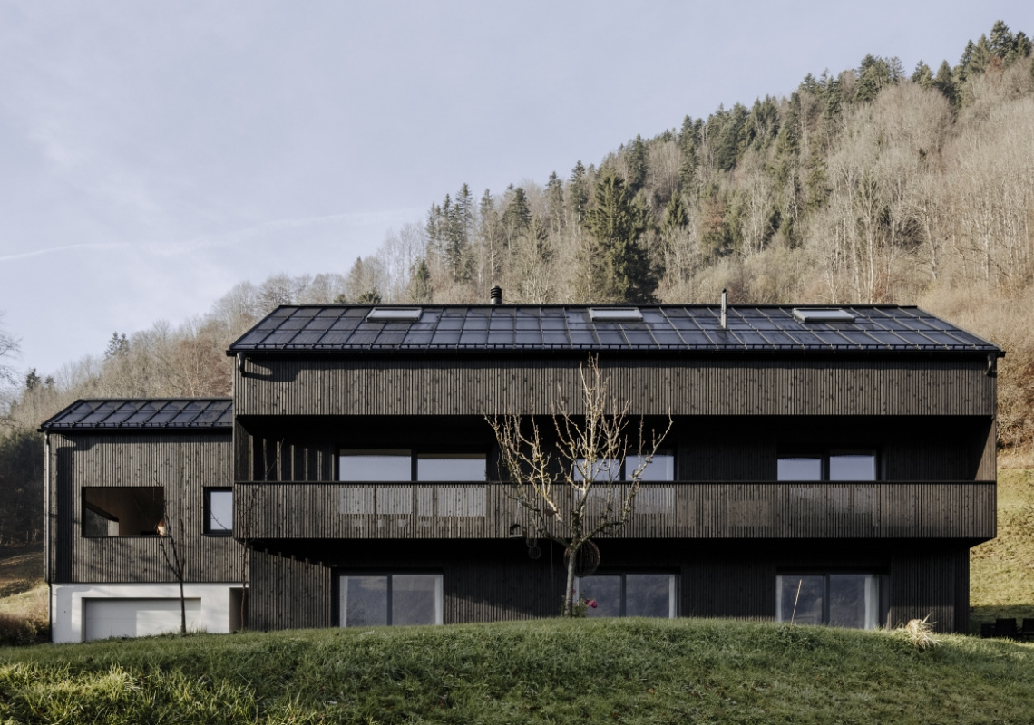 Neugestaltung der Fassade mit dunkel lasiertem Fichtenholz