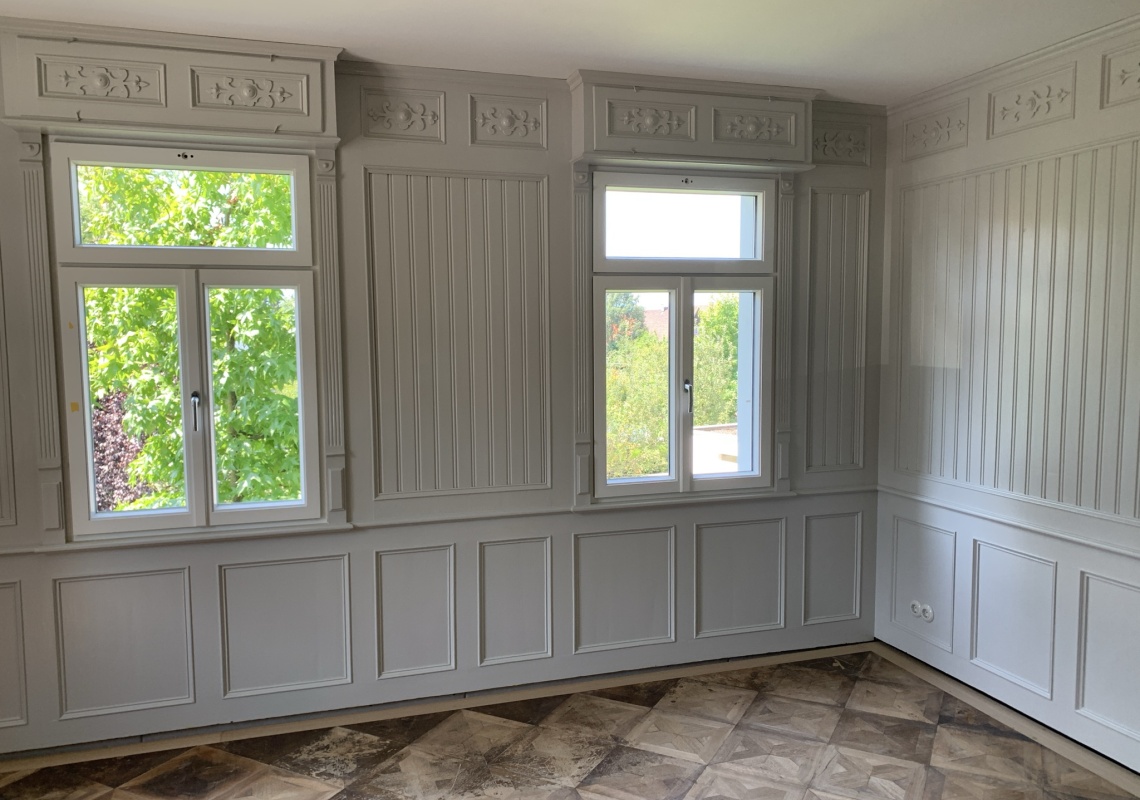 © privat Blick ins Wohnzimmer mit restauriertem Parkett und Wandtäfer