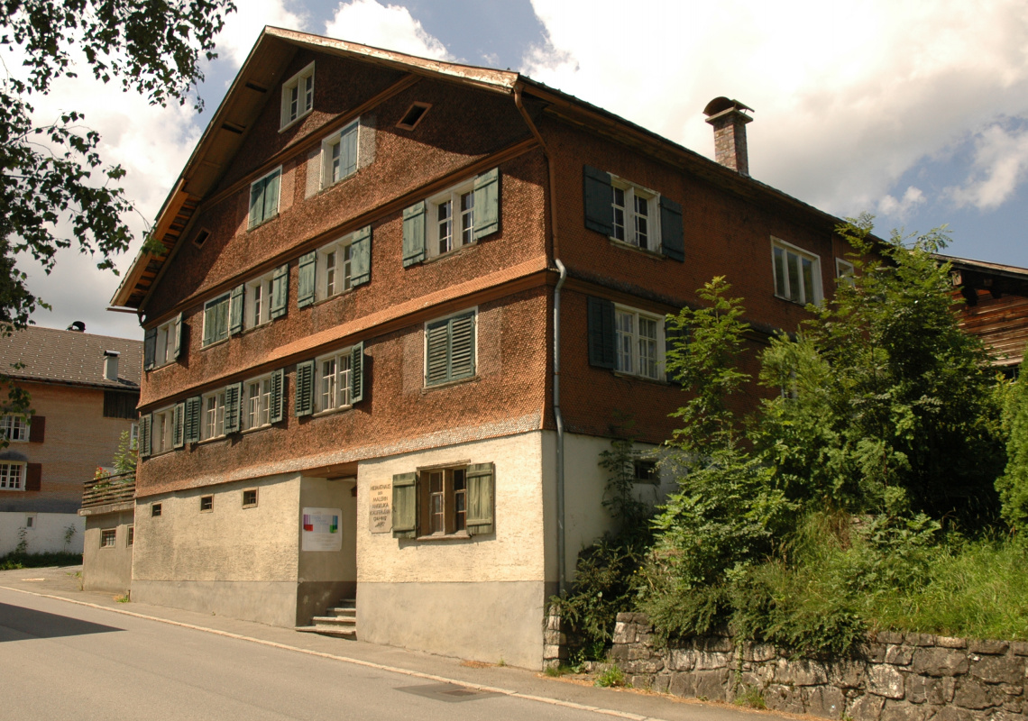 Das Bregenzerwälderhaus von der Straße aus vor der Sanierung
