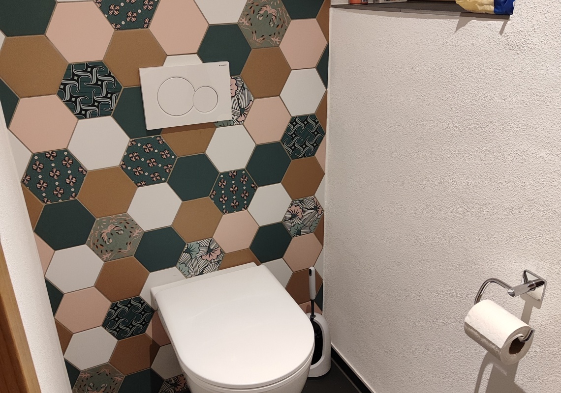 © privat WC mit kreativen Fliesen